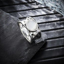 LunaMist - Elegant ring med måneinspireret midtpunkt og