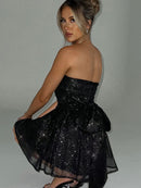Elegant off-shoulder minikjole fra Melva