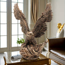 Majestætisk ørnestatuette med udstrakte vinger