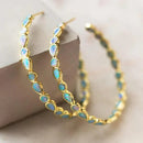 Ava - Elegante hoop-øreringe med dråbeformede detaljer