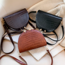 Isla kompakt crossbody-taske med præget tekstur og