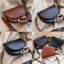 Isla kompakt crossbody-taske med præget tekstur og