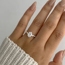 RadiantPure - Oval ring med hvide sten Tidløs elegance til