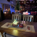 Rød landbrugslastbil juledekoration med juletræ