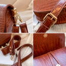 Isla kompakt crossbody-taske med præget tekstur og