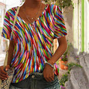 Luna - Farverig, afslappet T-shirt med V-hals