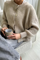 Elara fluffy cardigan med knaplukning