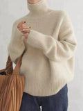 Maya – Ribbet oversized sweater med høj hals og lange ærmer