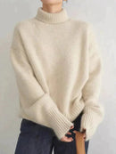Maya – Ribbet oversized sweater med høj hals og lange ærmer