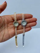 Clara elegant ur med perledetaljer
