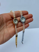 Clara elegant ur med perledetaljer
