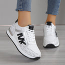 Nera - Sneakers med sikker snørelukning og polstret sål