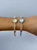 Clara elegant ur med perledetaljer