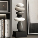 Minimalistisk stablet stenskulptur til et roligt interiør