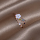 Lara - Elegant ring med blomsterdetaljer og moderne design