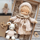 StoryWoven - Håndlavet Waldorf-dukke med bløde naturlige materialer
