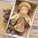 StoryWoven - Håndlavet Waldorf-dukke med bløde naturlige materialer
