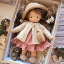 StoryWoven - Håndlavet Waldorf-dukke med bløde naturlige materialer