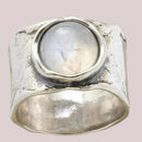 LunaMist - Elegant ring med måneinspireret midtpunkt og