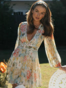 Maya - Stilfuld Minikjole med Blomsterprint, V-hals & Lange
