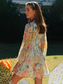 Maya - Stilfuld Minikjole med Blomsterprint, V-hals & Lange