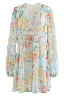 Maya - Stilfuld Minikjole med Blomsterprint, V-hals & Lange