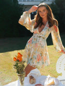 Maya - Stilfuld Minikjole med Blomsterprint, V-hals & Lange