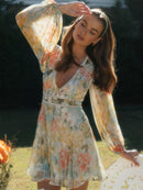 Maya - Stilfuld Minikjole med Blomsterprint, V-hals & Lange