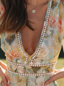 Maya - Stilfuld Minikjole med Blomsterprint, V-hals & Lange