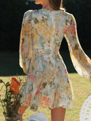 Maya - Stilfuld Minikjole med Blomsterprint, V-hals & Lange